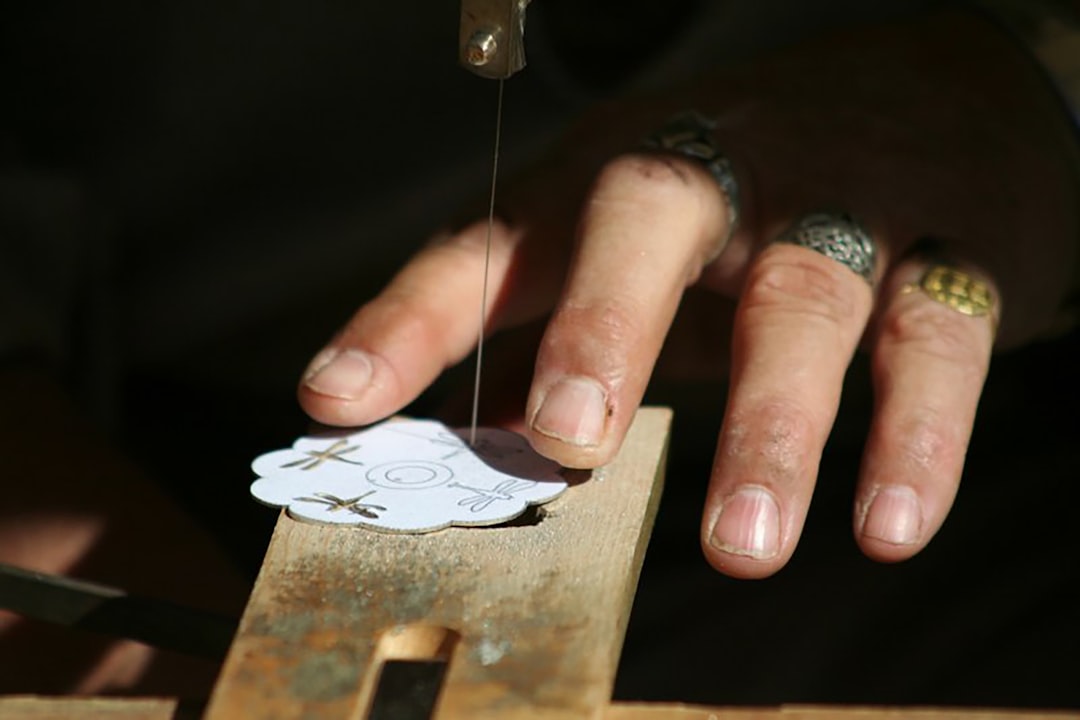 Postazione di lavoro nel laboratorio AutoPelle Italia con materiali e strumenti professionali